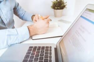 un ordinateur ouvert sur une table