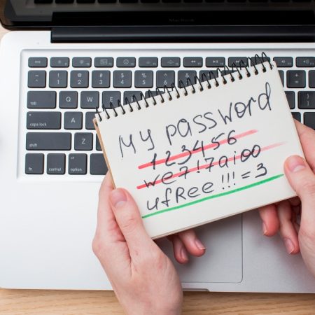 une personne tente de définir un mot de passe fort