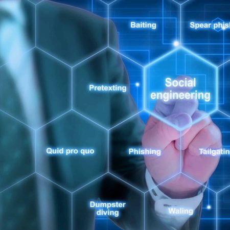 homme appuyant sur un écran numérique symbole de Ingénierie Sociale ou Social Engineering