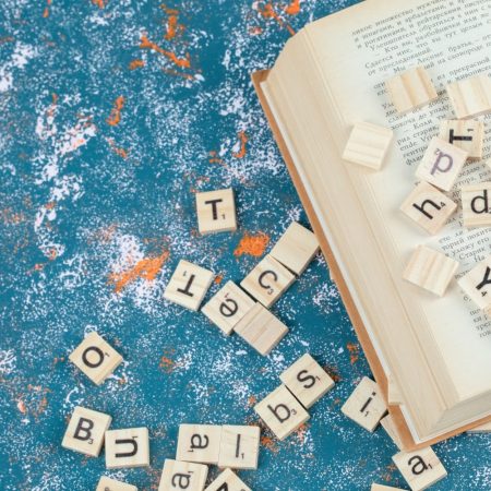 un dictionnaire ouvert sur une table