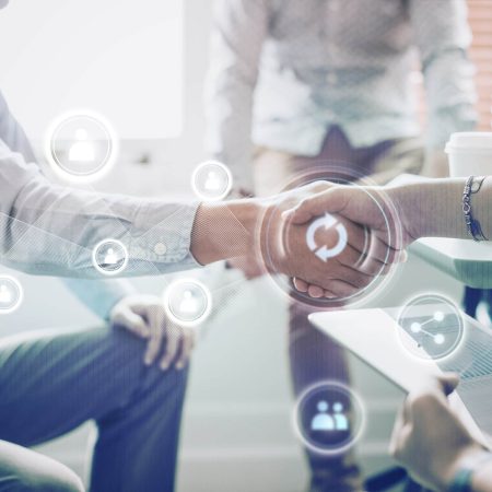 deux personnes se serrent la main ne entreprise