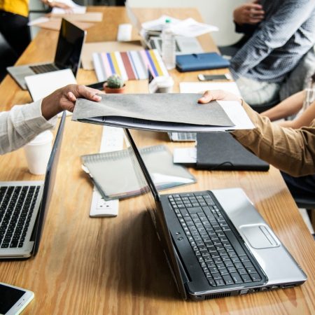 Plusieurs ordinateurs portables ouvert sur une table de réunion