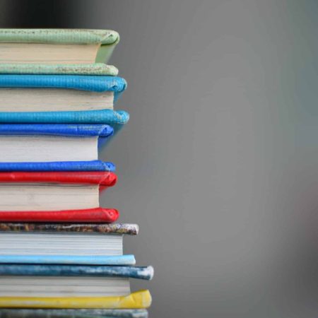 des livres multicolore empilés les un sur les autres