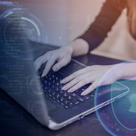 femme tapant sur un clavier d'ordinateur
