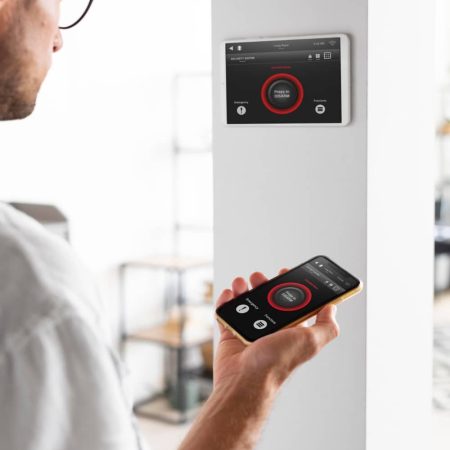 Un homme effectuant le réglage de sa chaudière connectée