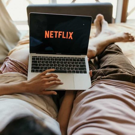 un ordinateur portable connecté à la page d'acceuil Netflix